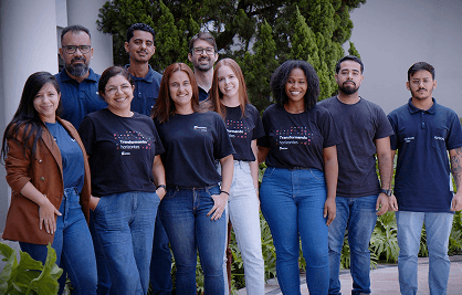 Time Eztec — colaboradores posando em frente à sede em São Paulo