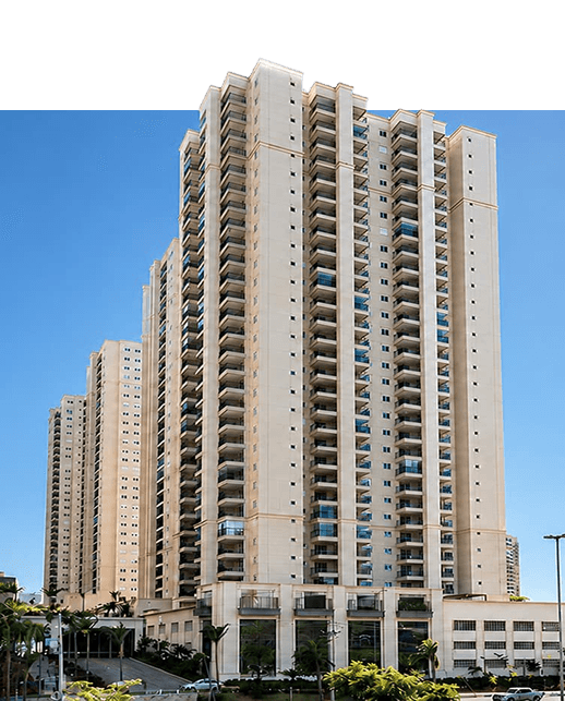 Torres residenciais de um bairro planejado Eztec, vistas de baixo com o céu azul ao fundo