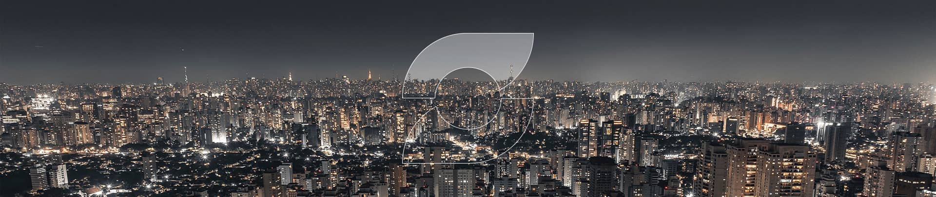 Time Eztec — colaboradores posando em frente à sede em São Paulo